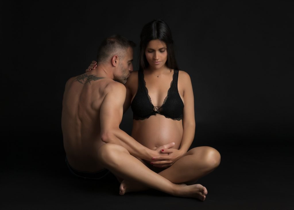 Sesión fotográfica de embarazo en estudio, en Sant Joan de Vilatorrada, Barcelona